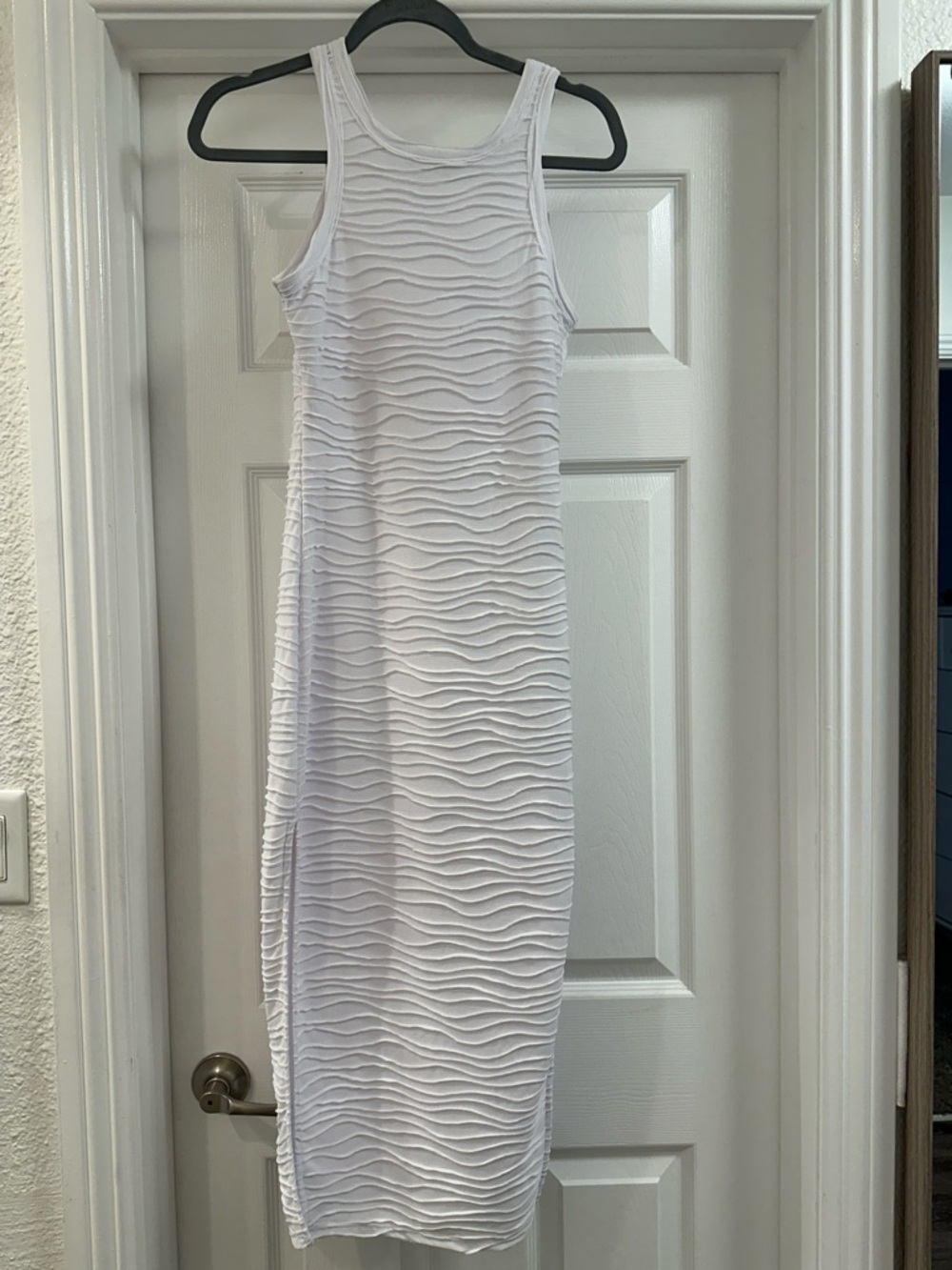Sleeveless White Wave-Texture Midi Dress